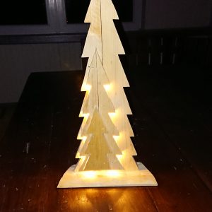 Holztanne mit Beleuchtung