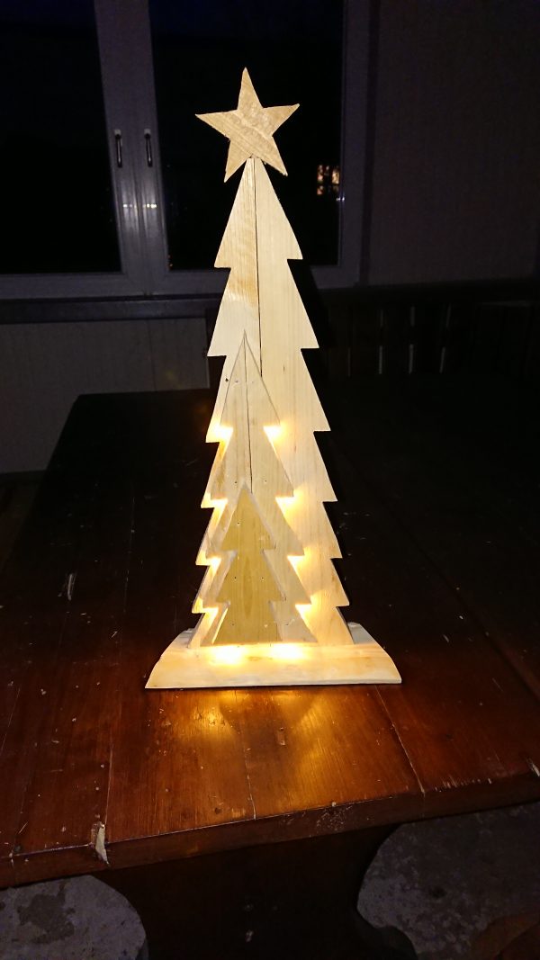 Holztanne mit Beleuchtung